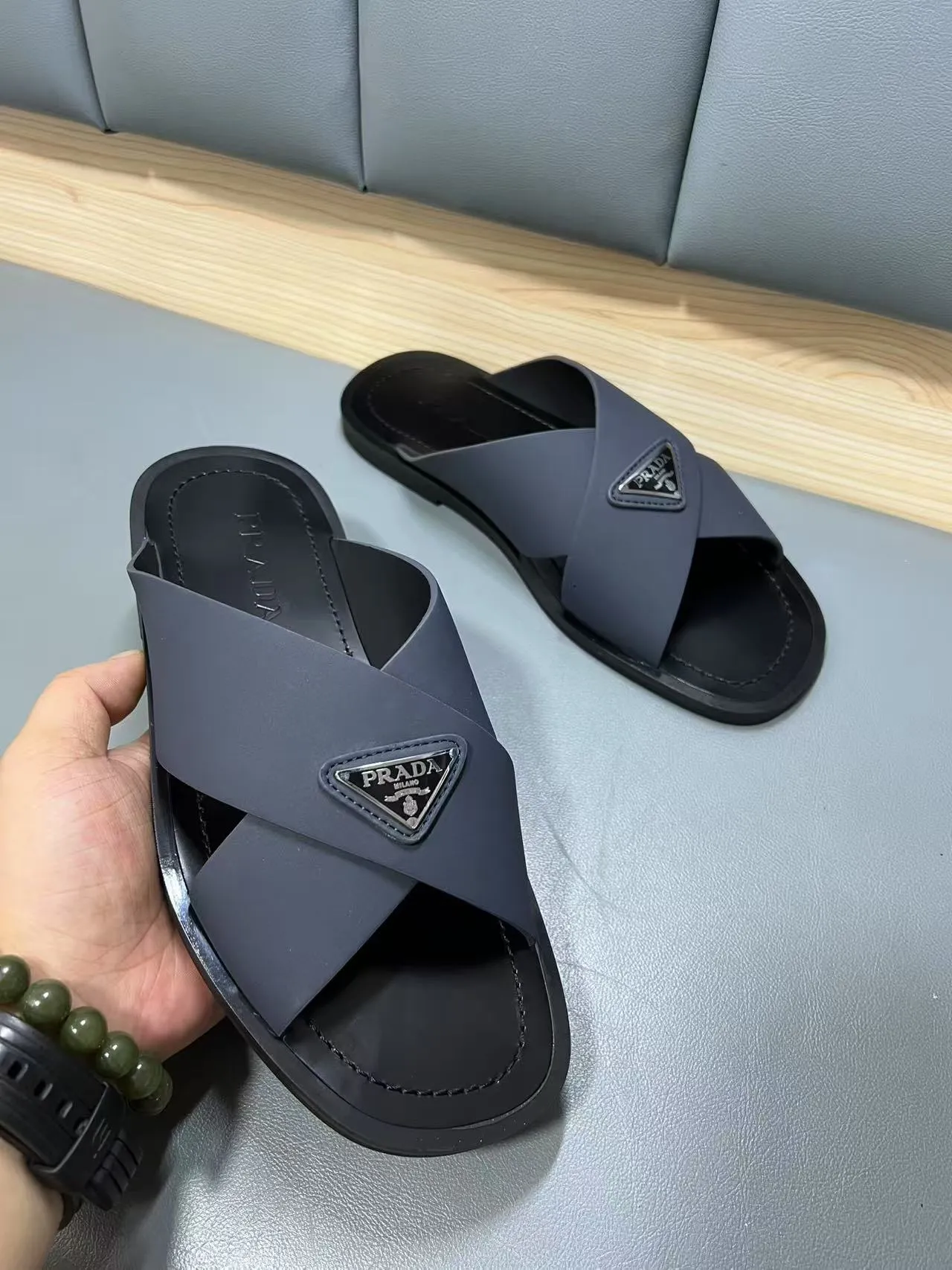340💰PRADA Prada’s latest slippers are synchronized with the official website. This slipper is made of the brand’s unique and iconic Saffiano leather. The brand logo jumps out from the double straps, and the brand style is clearly visible. Cowhide gives men elegant charm and functional design, making it an ideal choice for vacation and leisure. Size:38-45